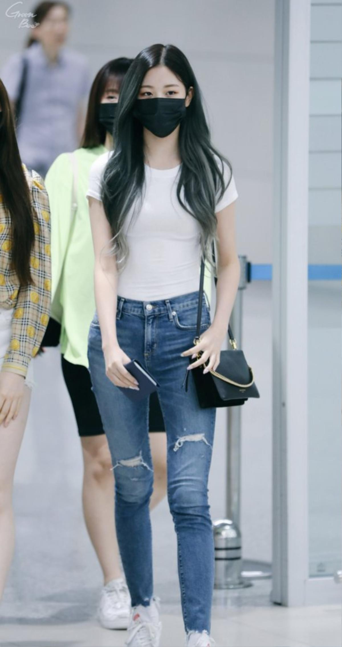 Chỉ áo thun trắng và quần jeans, Jang Wonyoung (IZ*ONE) chiếm trọn spotlight tại sân bay với body chuẩn chẳng kém siêu mẫu Ảnh 1