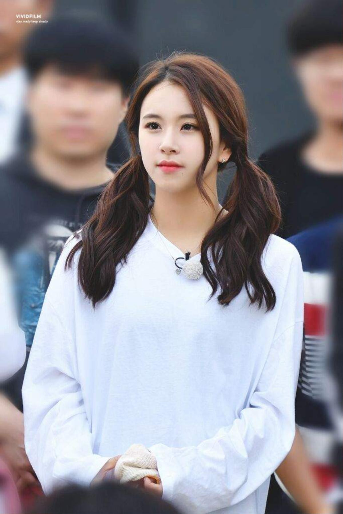 Phản ứng của Chaeyoung (TWICE) khi bị nhân viên an ninh đặt tay lên vai Ảnh 2