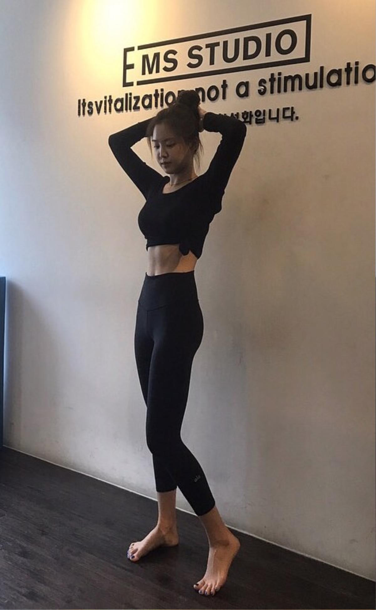 'Nữ hoàng legging' - Naeun (A Pink) 'rầu rĩ' vì vòng hai ngày càng nhỏ đi Ảnh 1