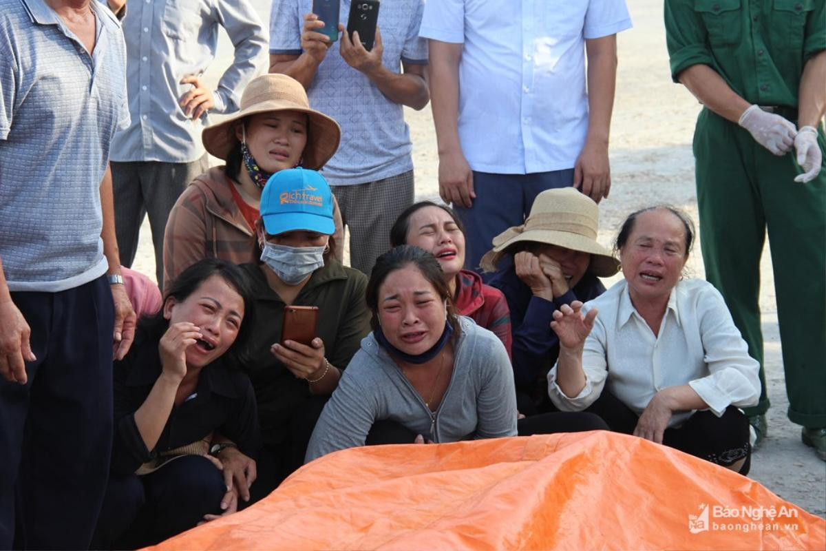 Vụ tàu hàng đâm tàu cá khiến 10 người chết và mất tích: Quặn lòng giây phút đón thi thể thuyền viên bị nạn trở về Ảnh 2