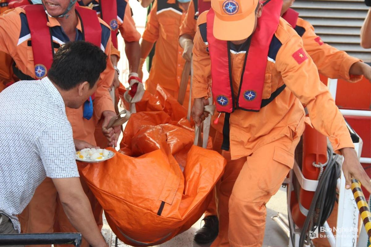 Vụ tàu hàng đâm tàu cá khiến 10 người chết và mất tích: Quặn lòng giây phút đón thi thể thuyền viên bị nạn trở về Ảnh 1