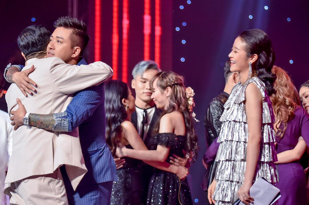 The Voice 2019: MC Phí Linh 'mê mệt' khoảnh khắc 'chú rể' Tuấn Hưng ôm 'cô dâu' Hồ Hoài Anh Ảnh 2