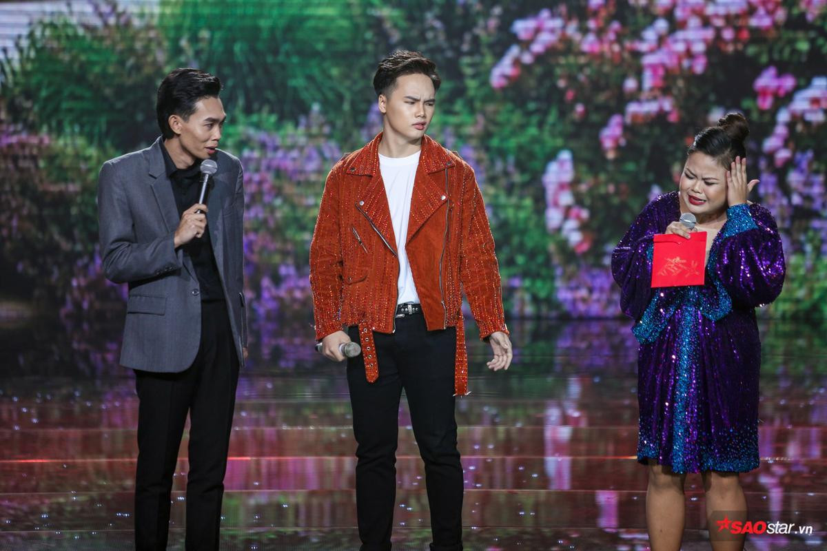 The Voice 2019: MC Phí Linh 'mê mệt' khoảnh khắc 'chú rể' Tuấn Hưng ôm 'cô dâu' Hồ Hoài Anh Ảnh 3