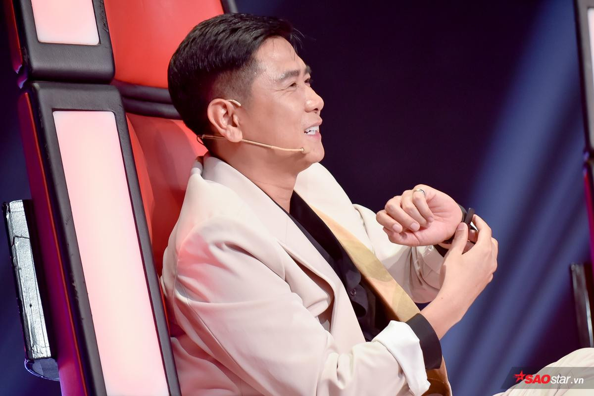 The Voice 2019: MC Phí Linh 'mê mệt' khoảnh khắc 'chú rể' Tuấn Hưng ôm 'cô dâu' Hồ Hoài Anh Ảnh 6