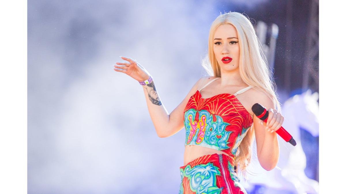 Iggy Azalea tạm dừng buổi biểu diễn của mình để làm điều điều tuyệt vời này cho cộng đồng LGBT! Ảnh 3