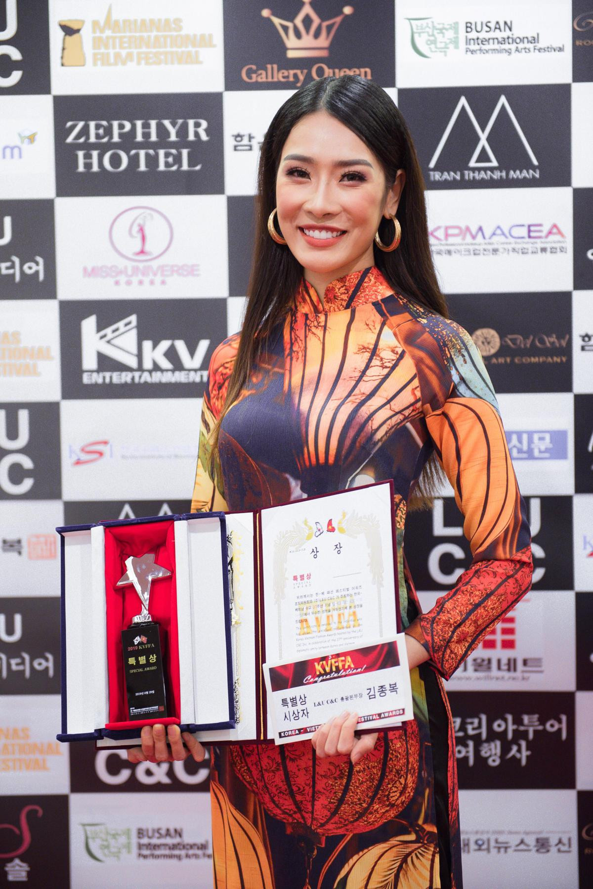 Siêu mẫu Thảo Phương diện áo dài thướt tha, rạng rỡ trên sân khấu trao giải Korea-Vietnam Fashion Festival Awards 2019 Ảnh 4