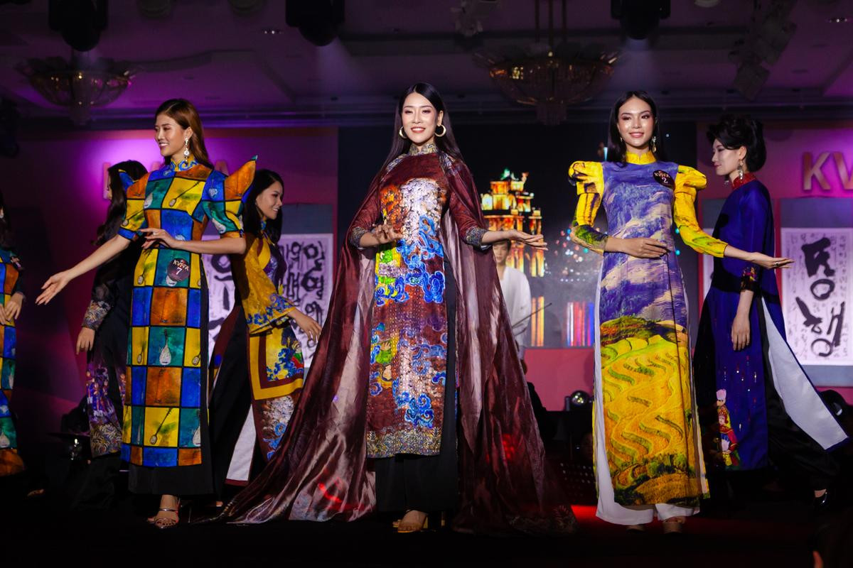 Siêu mẫu Thảo Phương diện áo dài thướt tha, rạng rỡ trên sân khấu trao giải Korea-Vietnam Fashion Festival Awards 2019 Ảnh 8