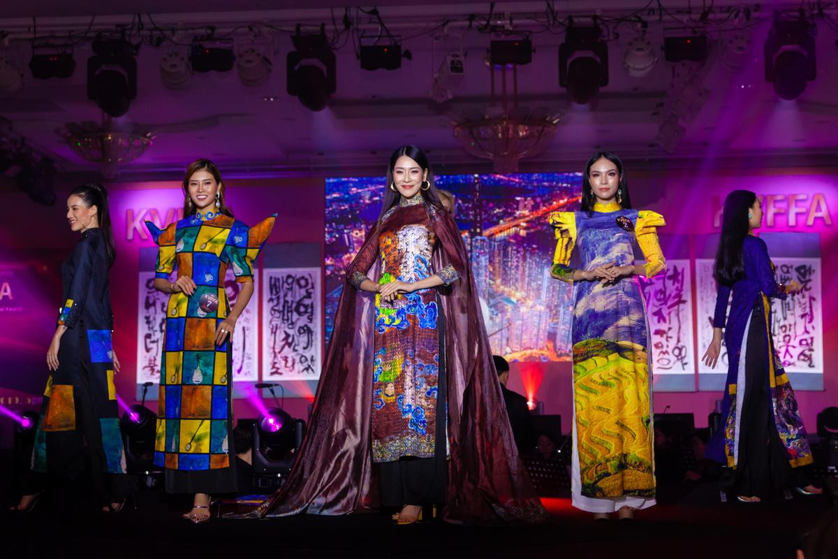 Siêu mẫu Thảo Phương diện áo dài thướt tha, rạng rỡ trên sân khấu trao giải Korea-Vietnam Fashion Festival Awards 2019 Ảnh 6