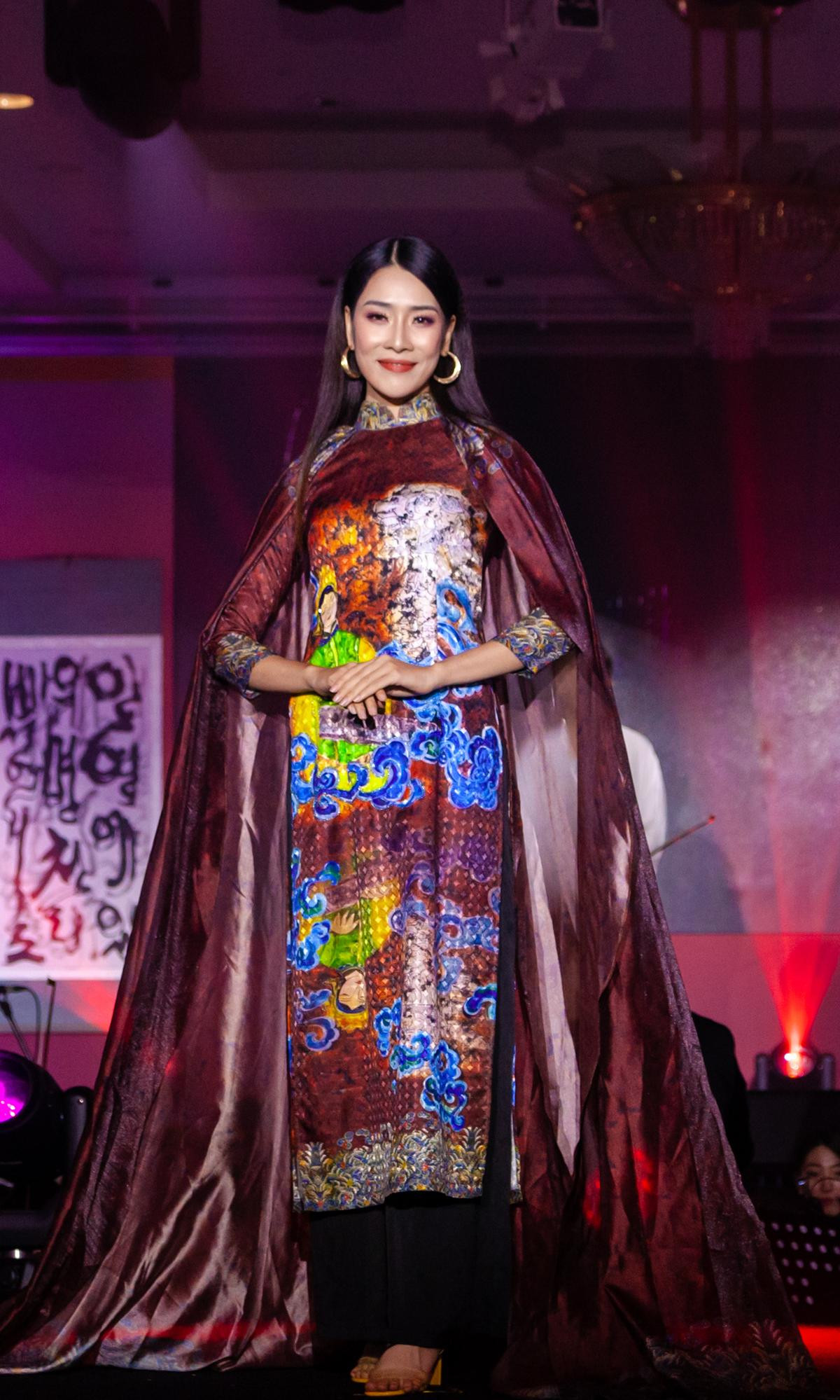 Siêu mẫu Thảo Phương diện áo dài thướt tha, rạng rỡ trên sân khấu trao giải Korea-Vietnam Fashion Festival Awards 2019 Ảnh 9