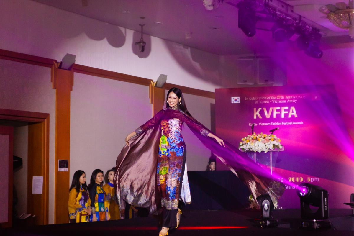 Siêu mẫu Thảo Phương diện áo dài thướt tha, rạng rỡ trên sân khấu trao giải Korea-Vietnam Fashion Festival Awards 2019 Ảnh 5