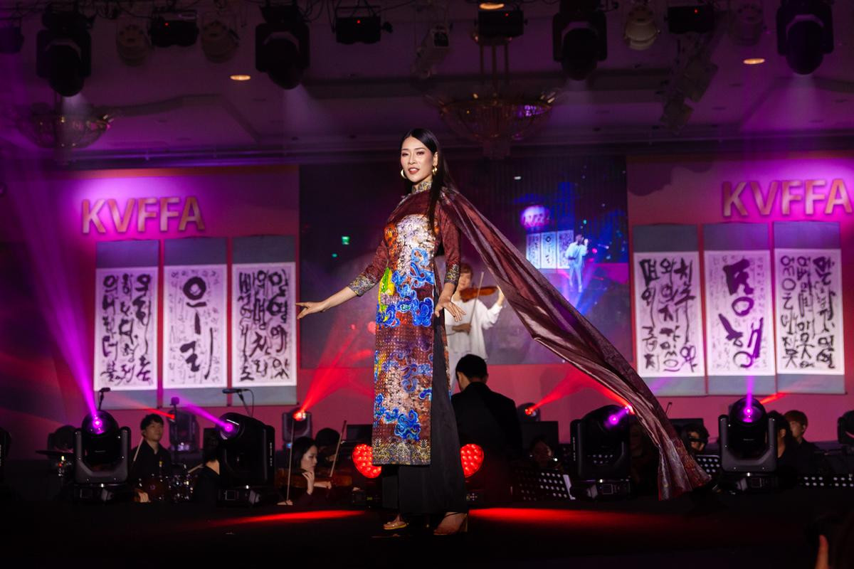 Siêu mẫu Thảo Phương diện áo dài thướt tha, rạng rỡ trên sân khấu trao giải Korea-Vietnam Fashion Festival Awards 2019 Ảnh 7