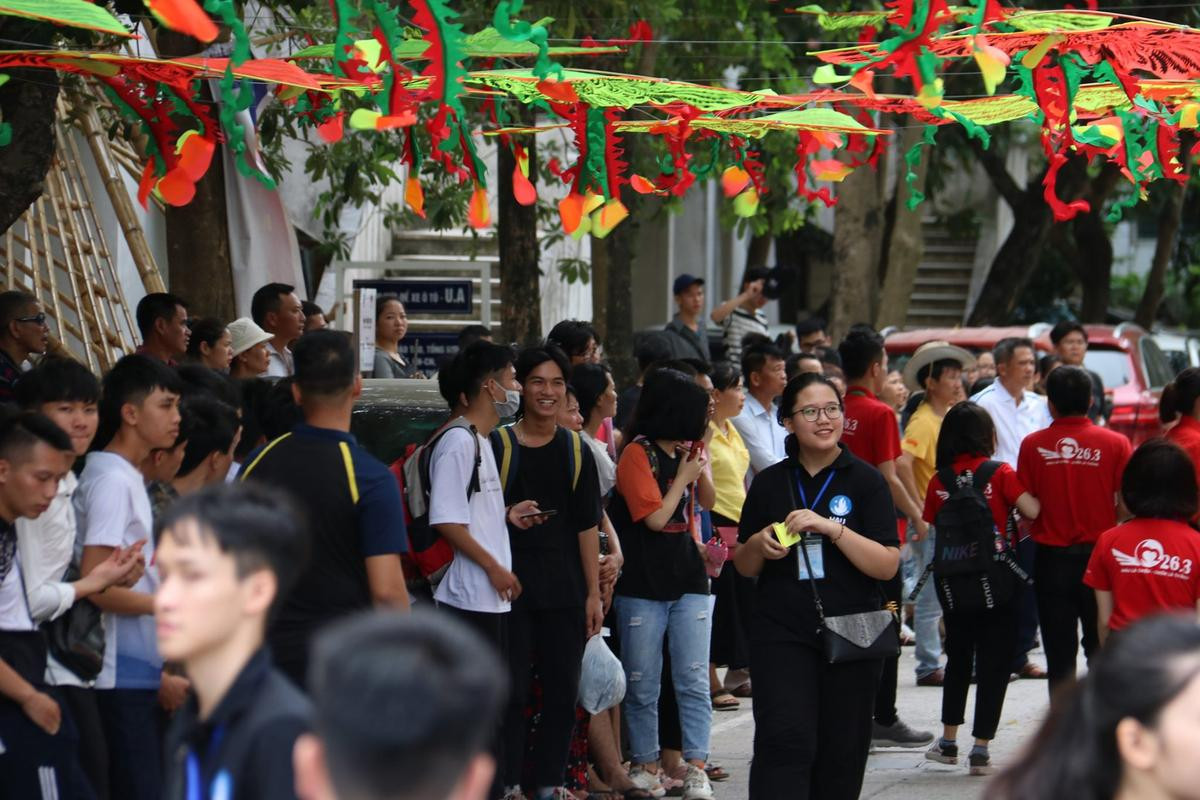 Sinh viên Đại học Kiến trúc Hà Nội đón gần 1000 thí sinh dự thi môn năng khiếu với con đường diều độc đáo và đầy màu sắc Ảnh 6