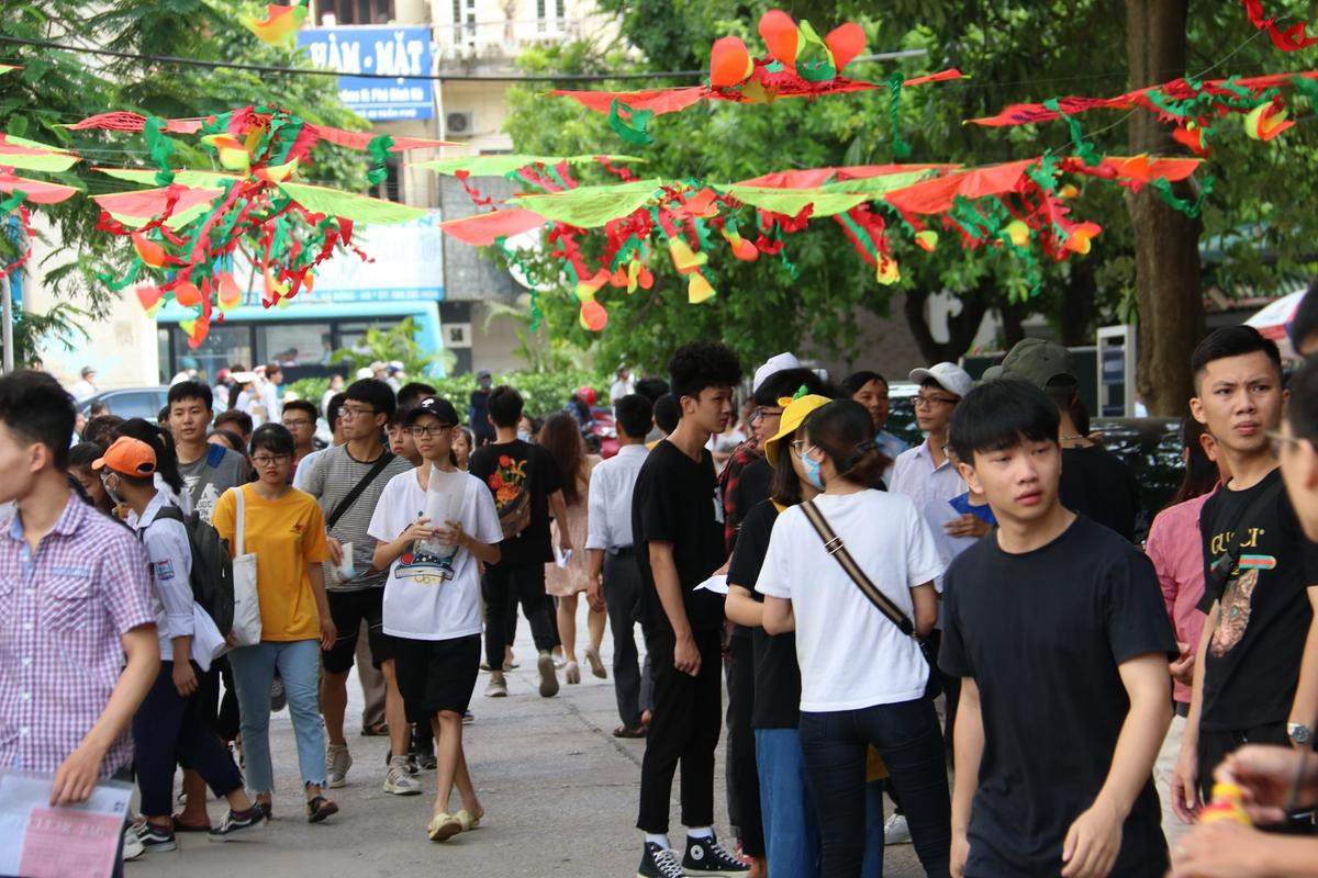 Sinh viên Đại học Kiến trúc Hà Nội đón gần 1000 thí sinh dự thi môn năng khiếu với con đường diều độc đáo và đầy màu sắc Ảnh 8