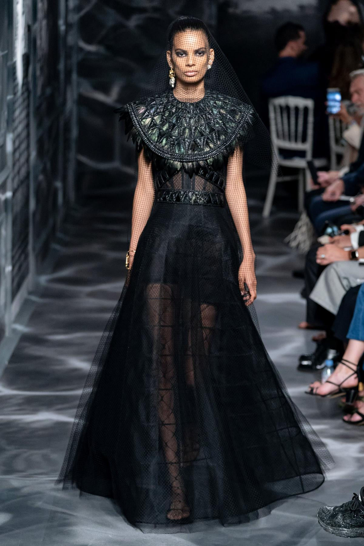 Dior Couture Thu, Đông 2019: Căn nhà u ám của sắc đen nặng nề hay câu chuyện về sự tái sinh trong thời trang? Ảnh 4