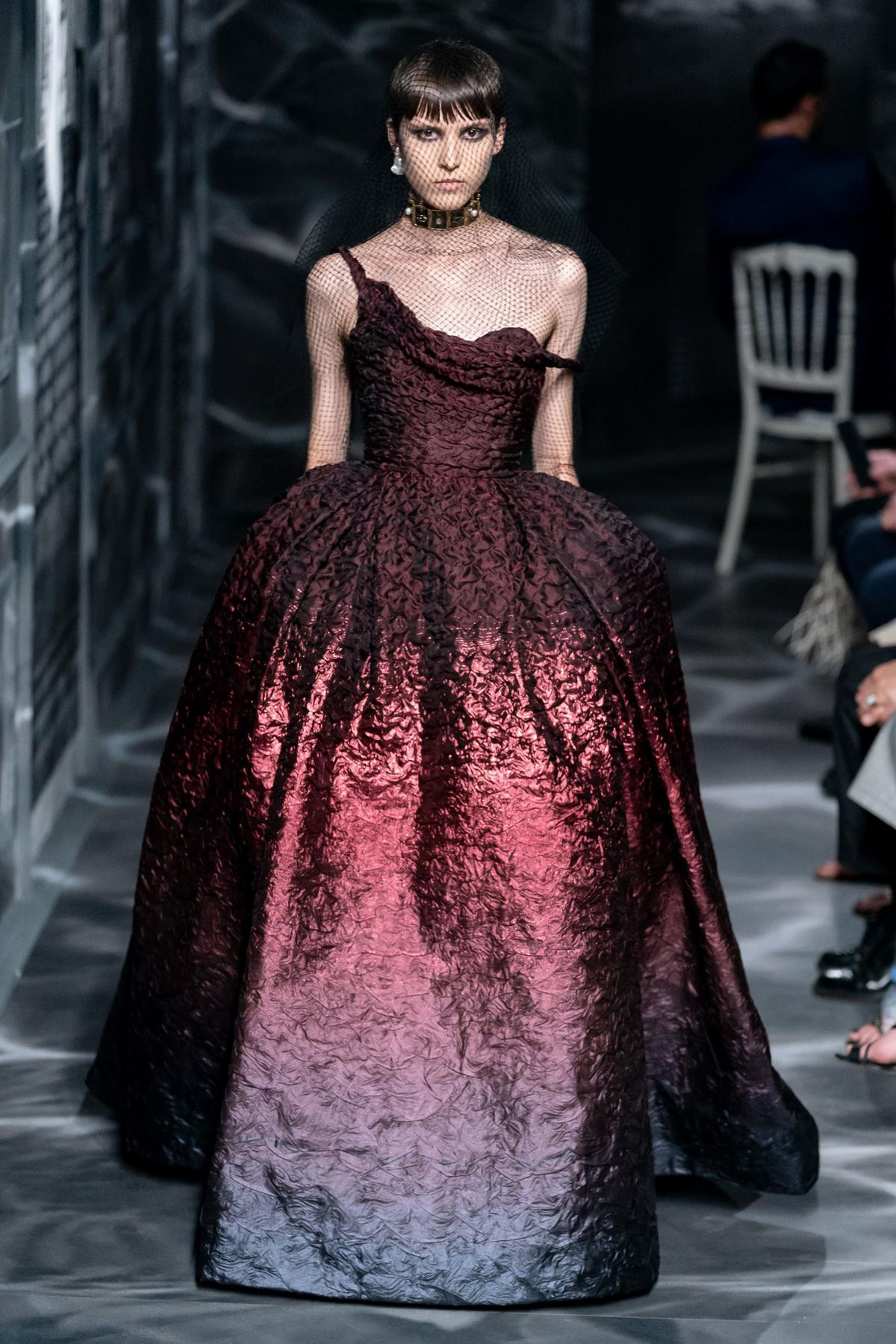 Dior Couture Thu, Đông 2019: Căn nhà u ám của sắc đen nặng nề hay câu chuyện về sự tái sinh trong thời trang? Ảnh 5