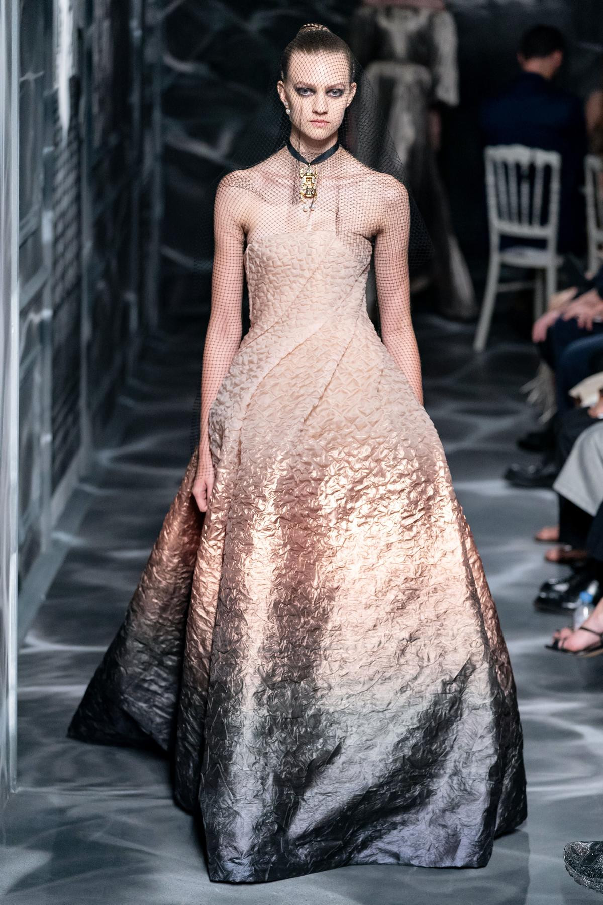 Dior Couture Thu, Đông 2019: Căn nhà u ám của sắc đen nặng nề hay câu chuyện về sự tái sinh trong thời trang? Ảnh 9