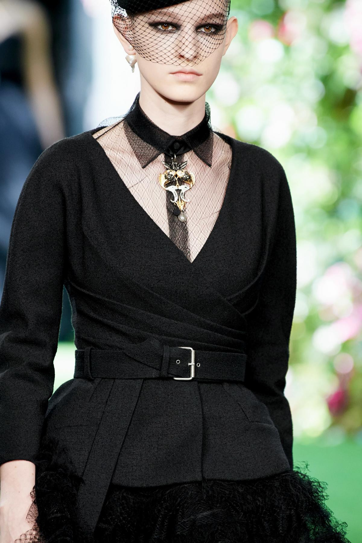 Dior Couture Thu, Đông 2019: Căn nhà u ám của sắc đen nặng nề hay câu chuyện về sự tái sinh trong thời trang? Ảnh 13