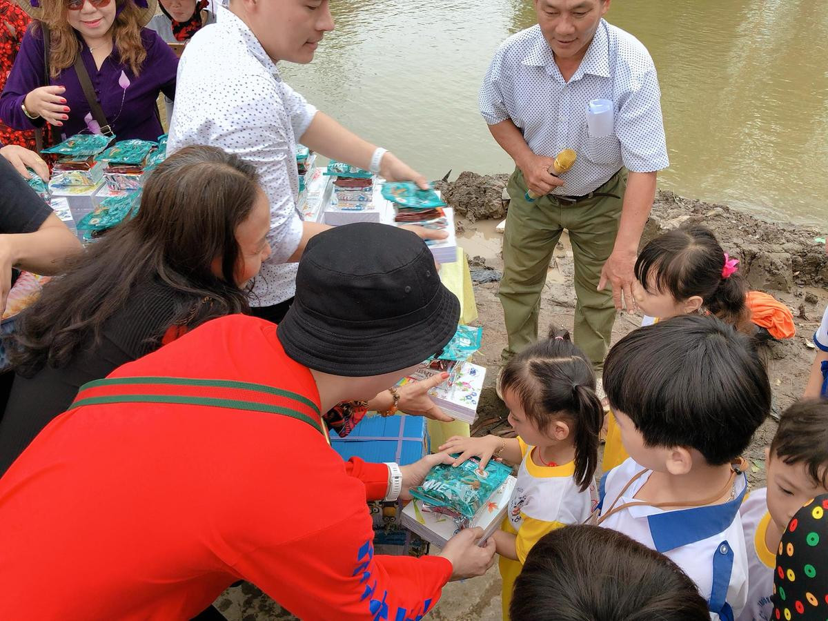 'Tấm lòng vàng' của Đại Nghĩa - Duy Khánh được bà con Cà Mau ấm áp đón nhận Ảnh 5