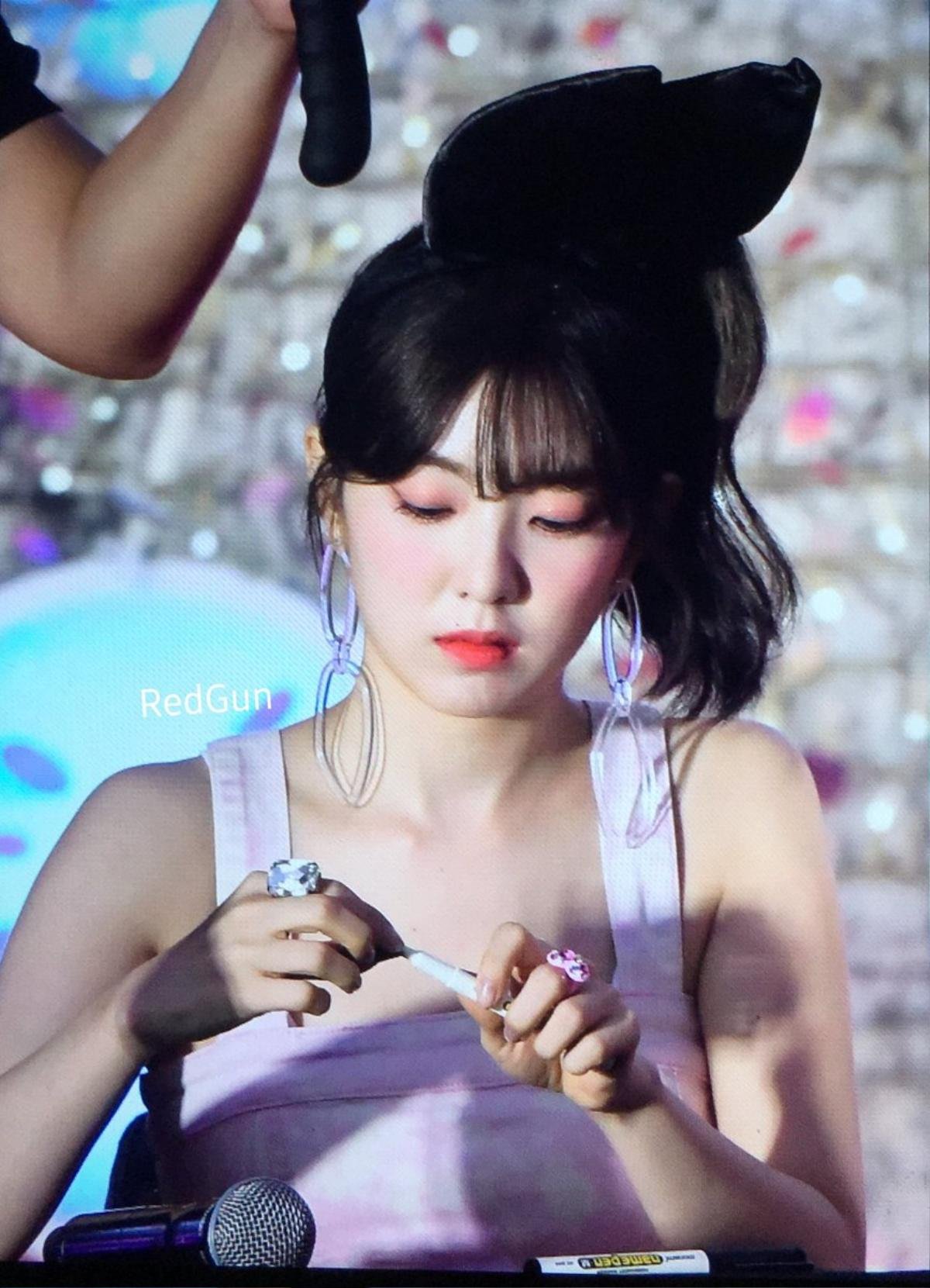 Zimzalabim gần như chết yểu, Irene (Red Velvet) vẫn xinh như mộng hớp hồn fan lại fansign Ảnh 7