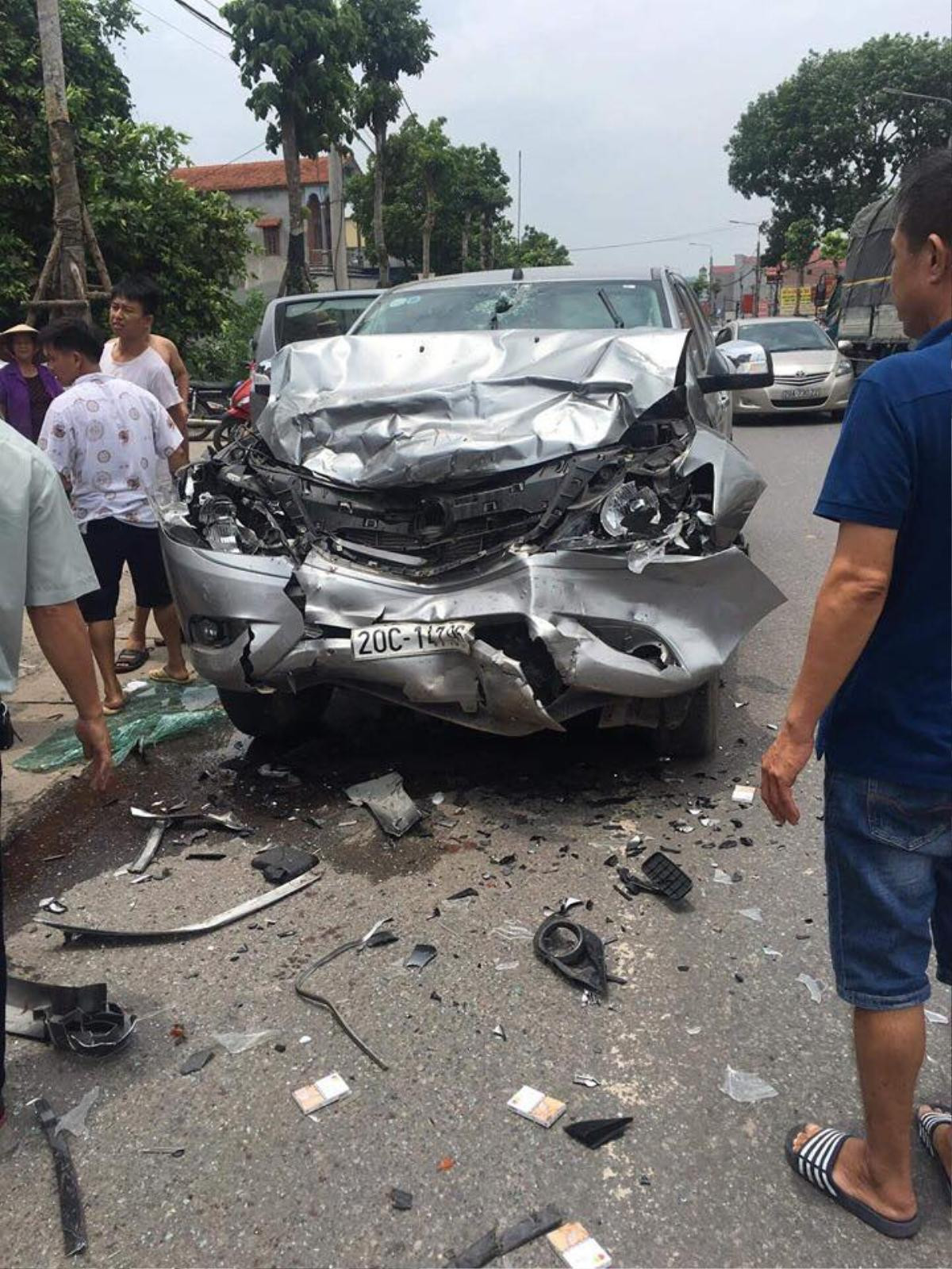 Xe tải bay lên không trung sau phút đấu đầu kinh hoàng với ô tô, tài xế tử vong Ảnh 2