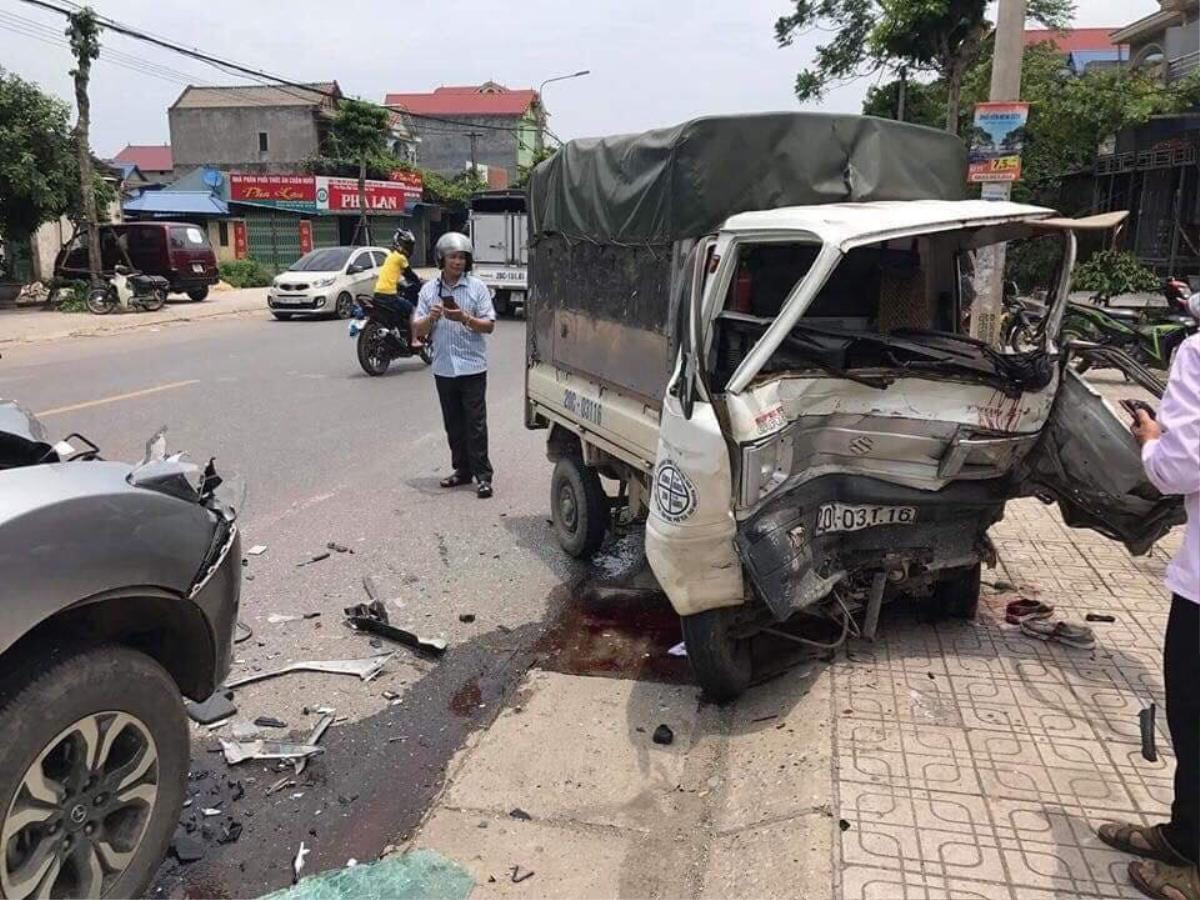 Xe tải bay lên không trung sau phút đấu đầu kinh hoàng với ô tô, tài xế tử vong Ảnh 1