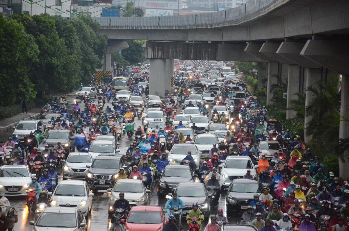 Hà Nội vừa trải qua trận ‘cuồng phong’ do ảnh hưởng của bão số 2, nhiều người đi đường một phen hú vía Ảnh 1