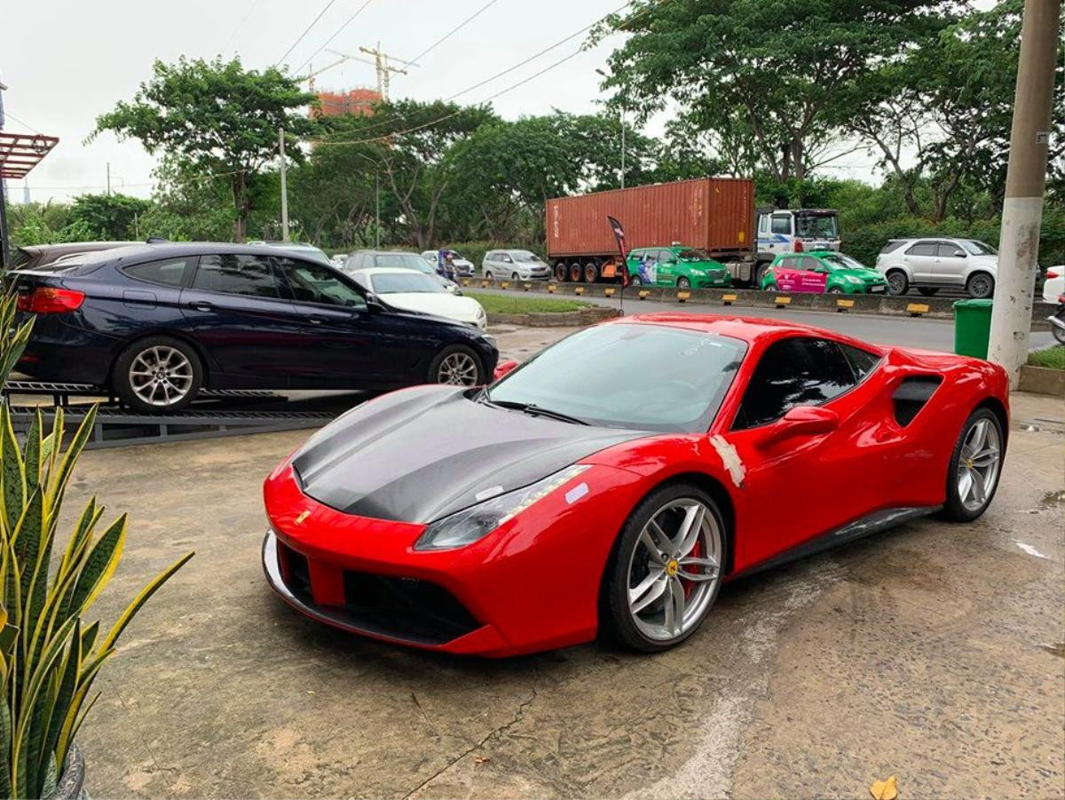 Siêu xe Ferrari 488 GTB của Tuấn Hưng sắp trở lại sau tai nạn nát đầu Ảnh 1