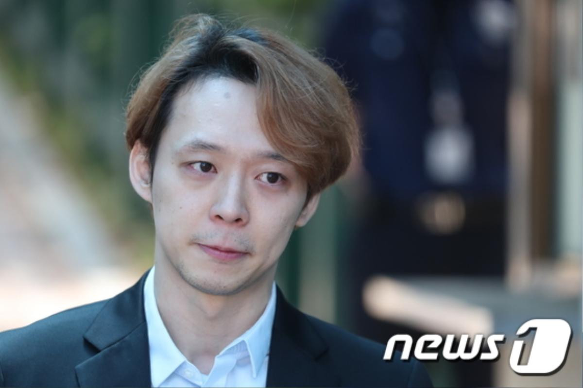 Park Yoochun (JYJ) nhận quà từ fan sau khi bị kết án 2 năm tù treo, Knet: 'Bọn điên rồ!' Ảnh 3