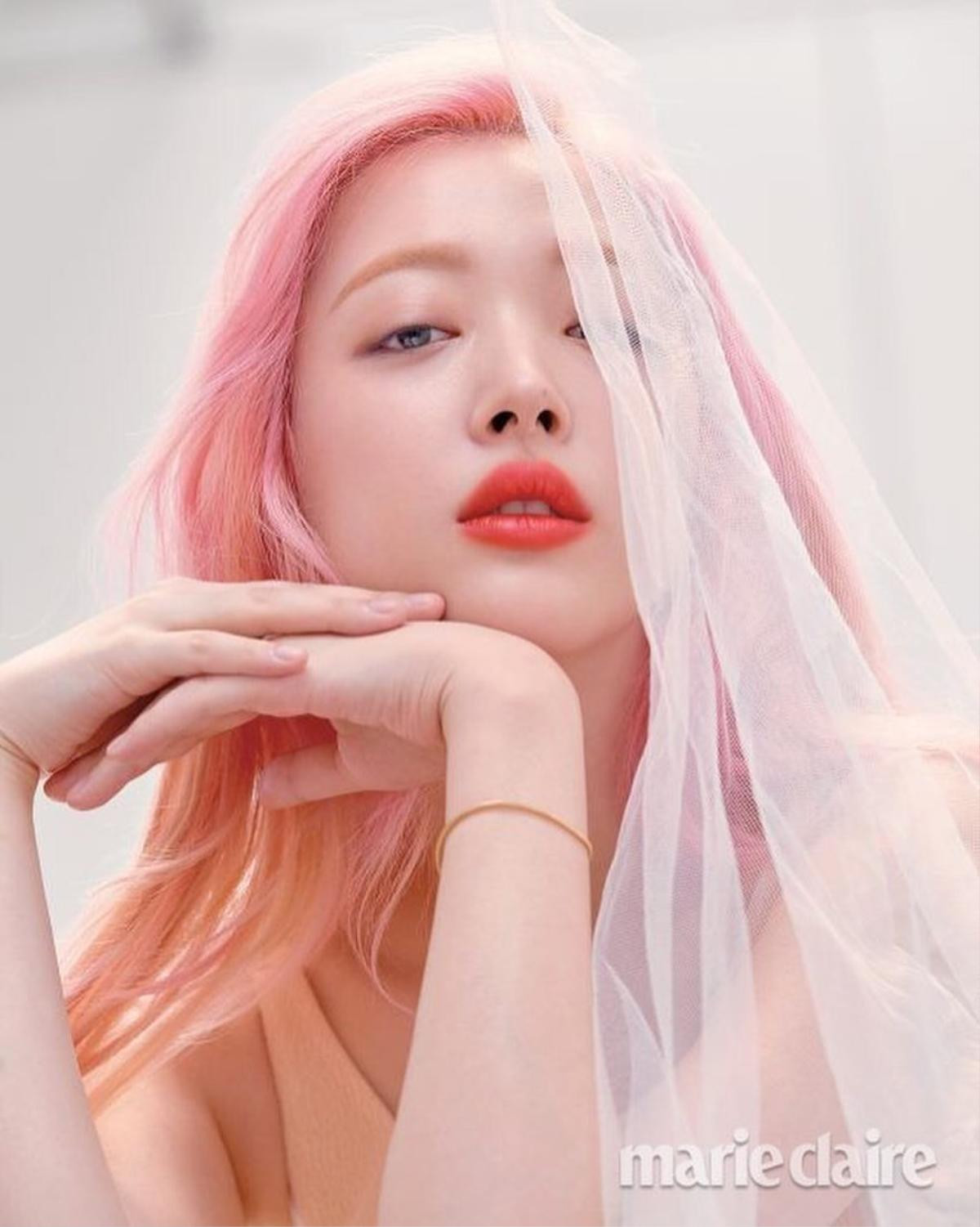 Sulli 'thả rông' lộ điểm nhạy cảm qua lớp áo thun nhưng lạ thay lại được Knet ủng hộ Ảnh 13