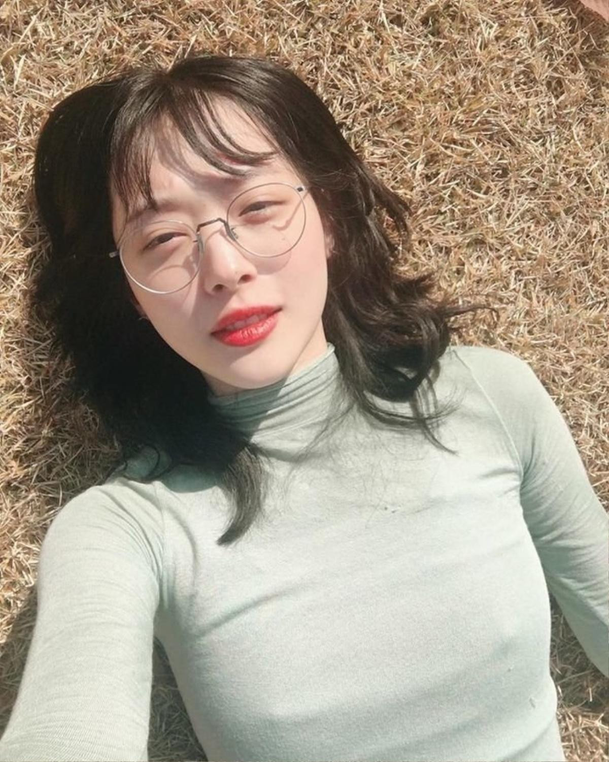 Sulli 'thả rông' lộ điểm nhạy cảm qua lớp áo thun nhưng lạ thay lại được Knet ủng hộ Ảnh 18