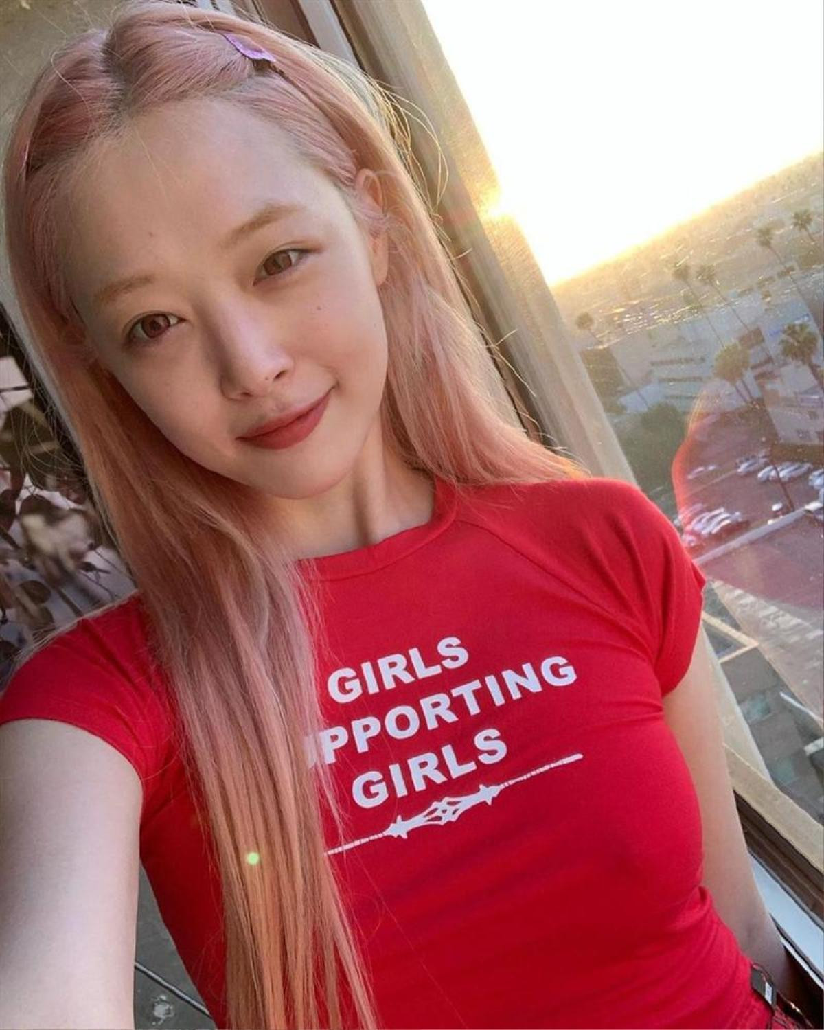 Sulli 'thả rông' lộ điểm nhạy cảm qua lớp áo thun nhưng lạ thay lại được Knet ủng hộ Ảnh 5