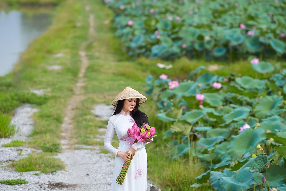 'Nữ xạ thủ xinh đẹp nhất Việt Nam' khoe nét duyên dịu dàng với quốc hoa Ảnh 8