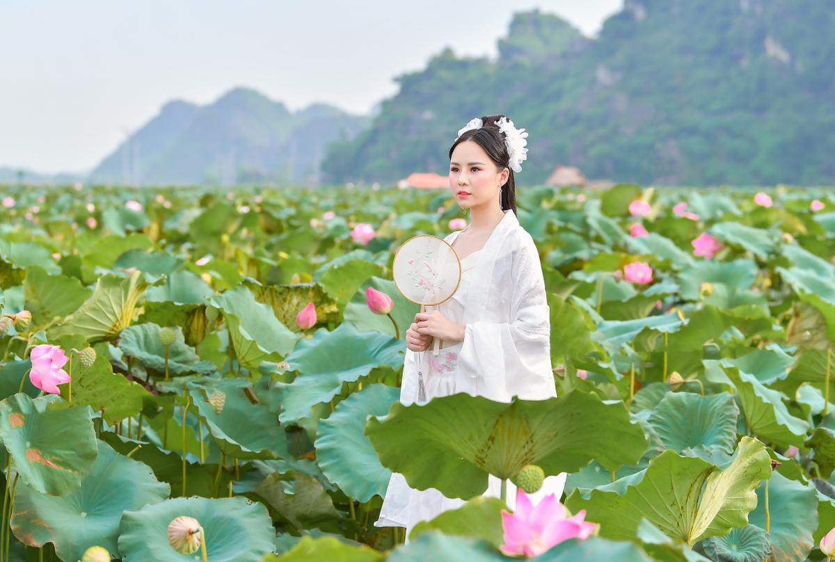 Ngẩn ngơ với loạt ảnh của nữ sinh  Đại học Thú Y Hà Nội tạo dáng bên hoa sen xinh đẹp như 'thần tiên tỷ tỷ' Ảnh 2