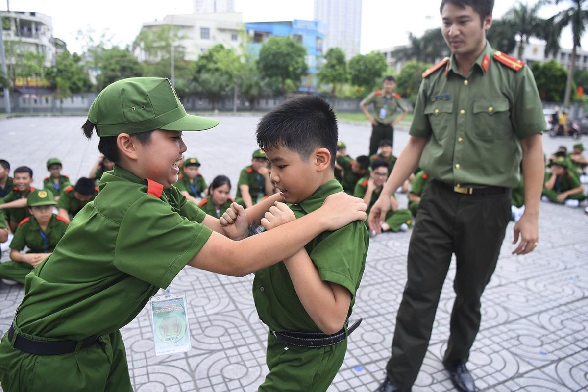 Trẻ em Hà Nội học làm chiến sĩ công an Ảnh 4