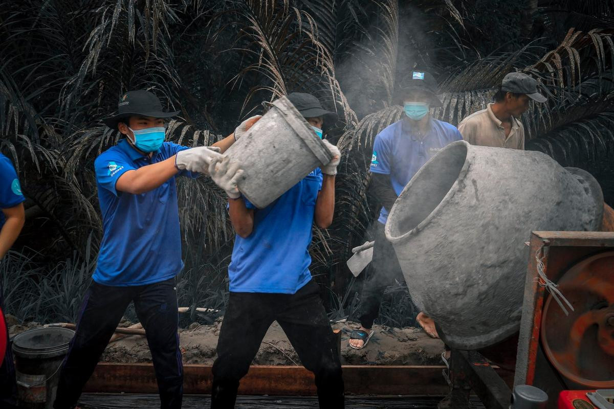 Những chiến sĩ tình nguyện Đại học Bách Khoa về Bến Tre, giúp người dân 'xứ dừa' hoàn thiện nhiều con đường mới Ảnh 2