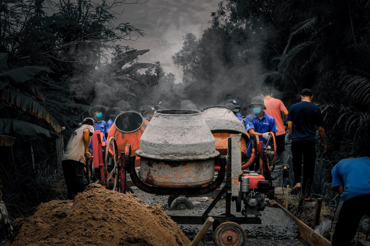 Những chiến sĩ tình nguyện Đại học Bách Khoa về Bến Tre, giúp người dân 'xứ dừa' hoàn thiện nhiều con đường mới Ảnh 6