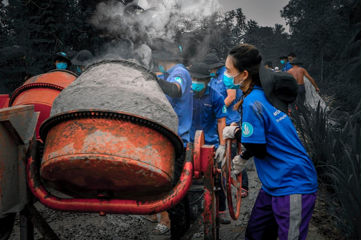 Những chiến sĩ tình nguyện Đại học Bách Khoa về Bến Tre, giúp người dân 'xứ dừa' hoàn thiện nhiều con đường mới Ảnh 1