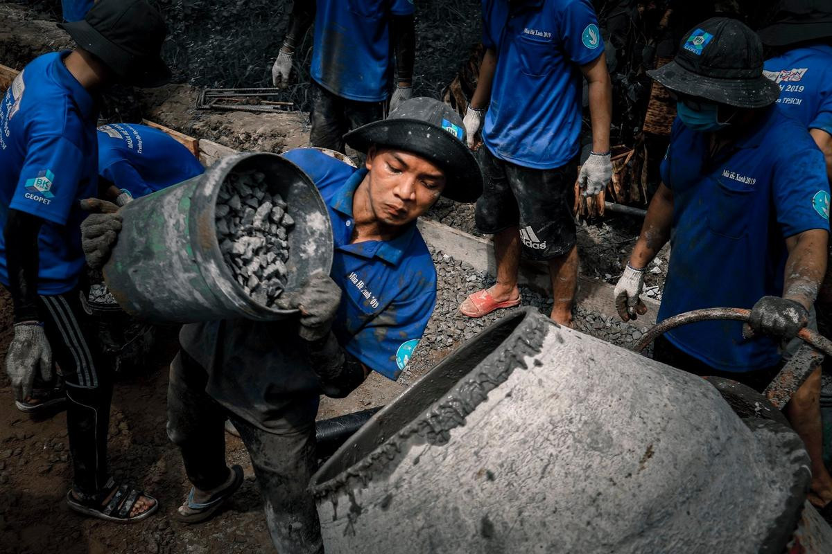 Những chiến sĩ tình nguyện Đại học Bách Khoa về Bến Tre, giúp người dân 'xứ dừa' hoàn thiện nhiều con đường mới Ảnh 5