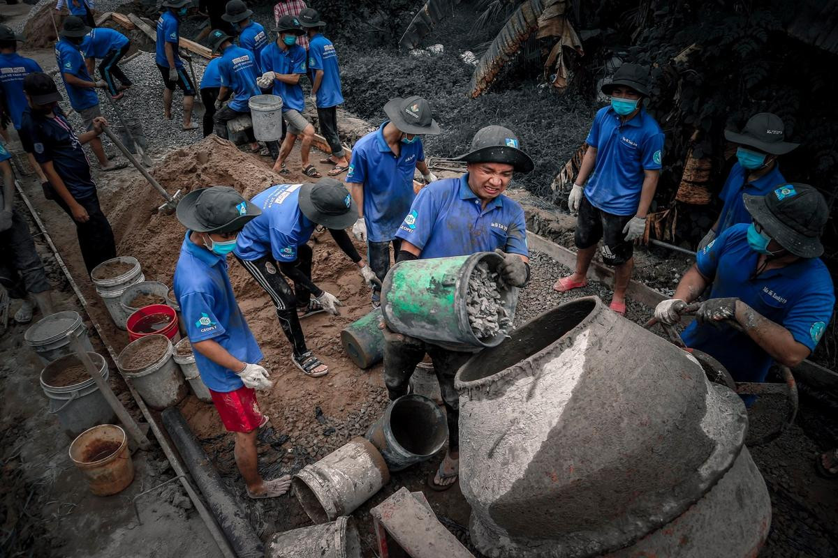 Những chiến sĩ tình nguyện Đại học Bách Khoa về Bến Tre, giúp người dân 'xứ dừa' hoàn thiện nhiều con đường mới Ảnh 8