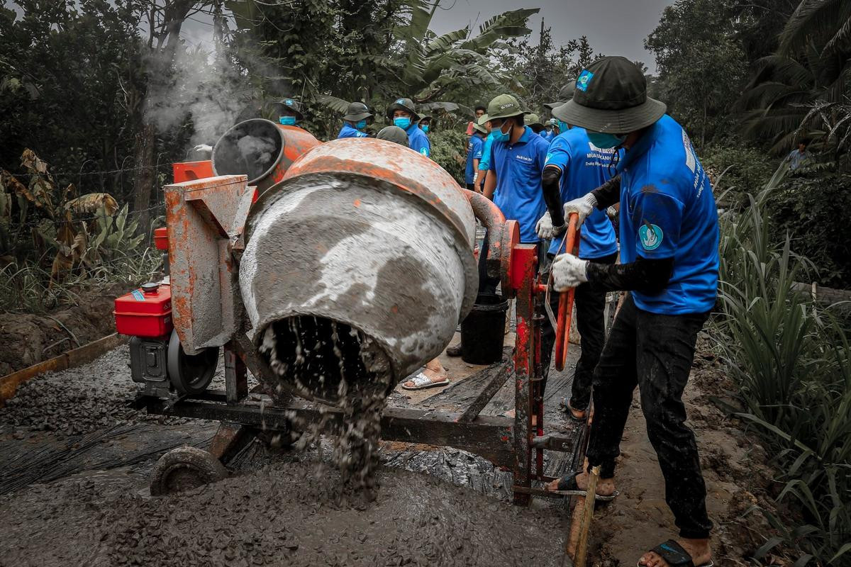 Những chiến sĩ tình nguyện Đại học Bách Khoa về Bến Tre, giúp người dân 'xứ dừa' hoàn thiện nhiều con đường mới Ảnh 3