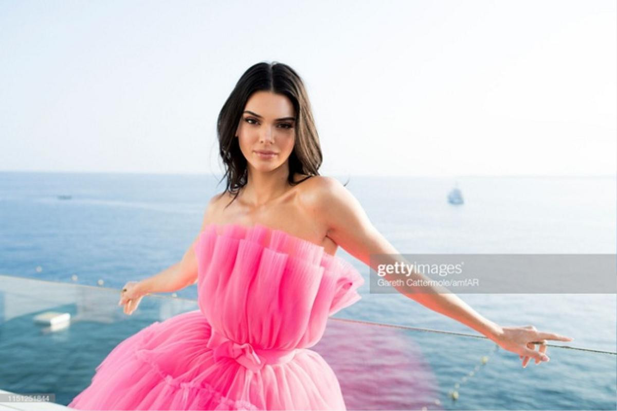 Sulli đẹp như nàng tiên đụng hàng kiểu váy hồng mong manh với chân dài triệu đô Kendall Jenner Ảnh 4