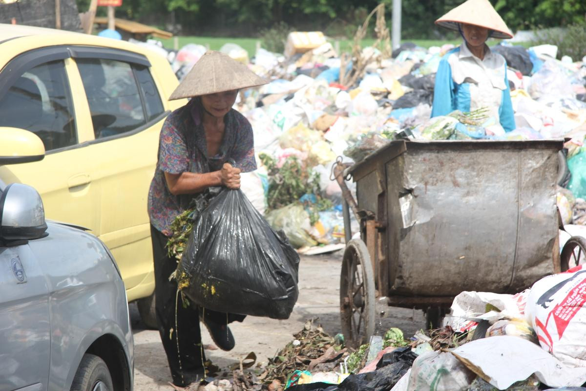 Dân chặn xe vào bãi rác Nam Sơn, nội thành Hà Nội rác chất cao như núi Ảnh 3