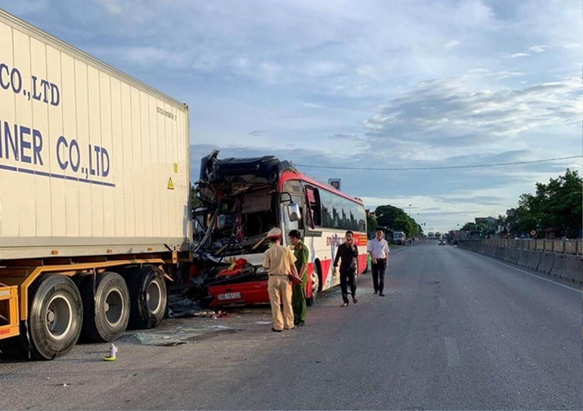 Xe chở đoàn du lịch đâm đuôi container: Sau tiếng động lớn thấy la liệt người bị thương la hét hoảng loạn Ảnh 1