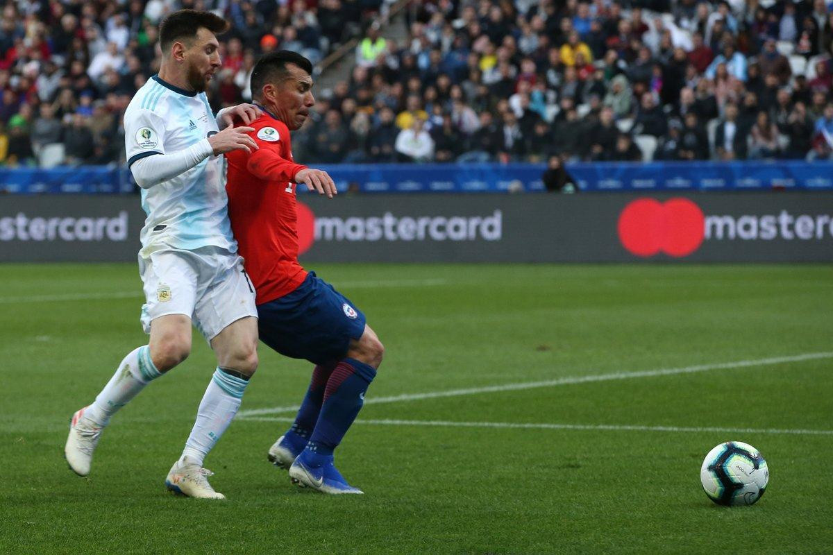 Messi có bị oan khi nhận thẻ đỏ trận đấu với Chile? Ảnh 2