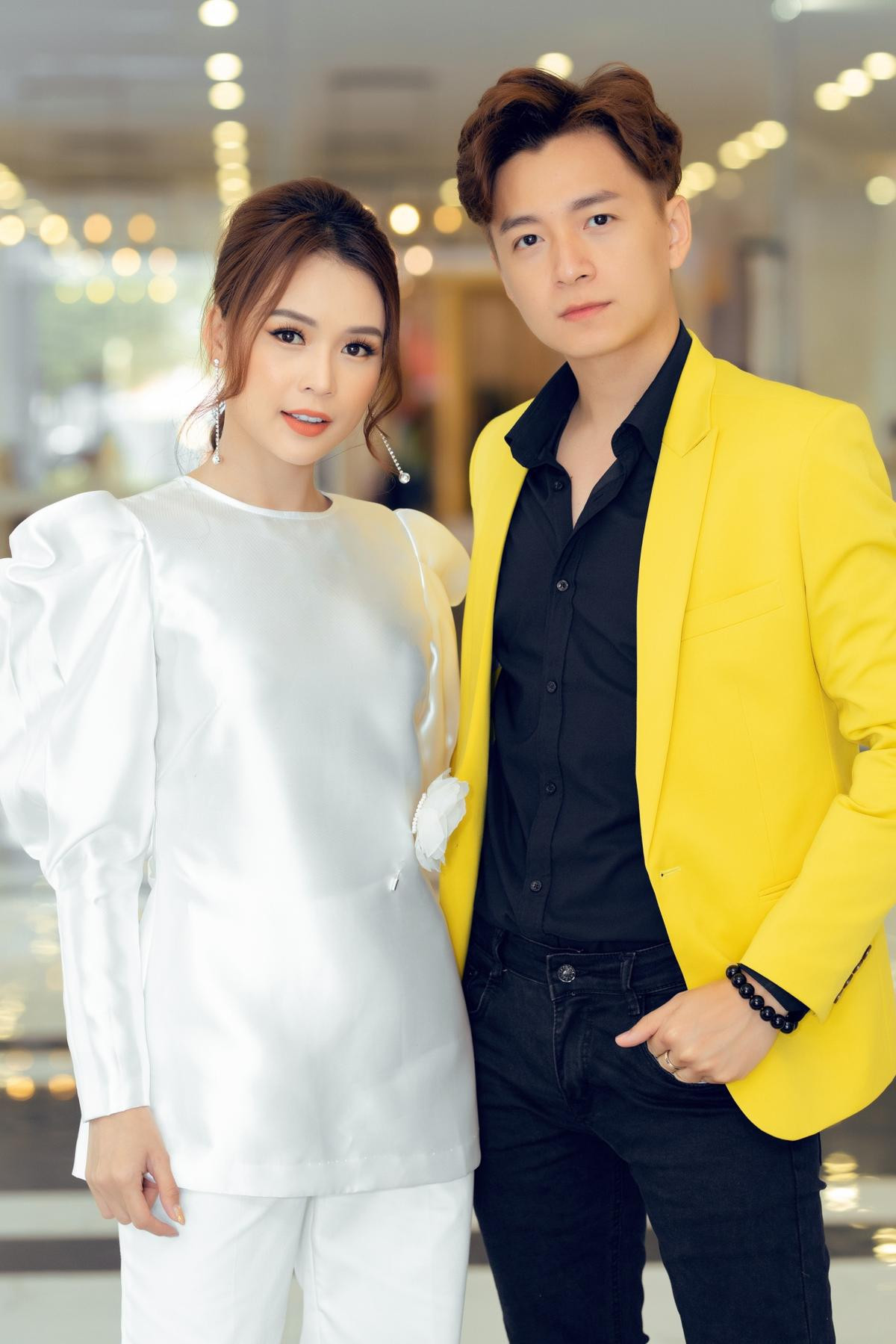 Sam gây thương nhớ với set đồ trắng tao nhã, hội ngộ cùng bạn thân 10 năm - Ngô Kiến Huy Ảnh 6