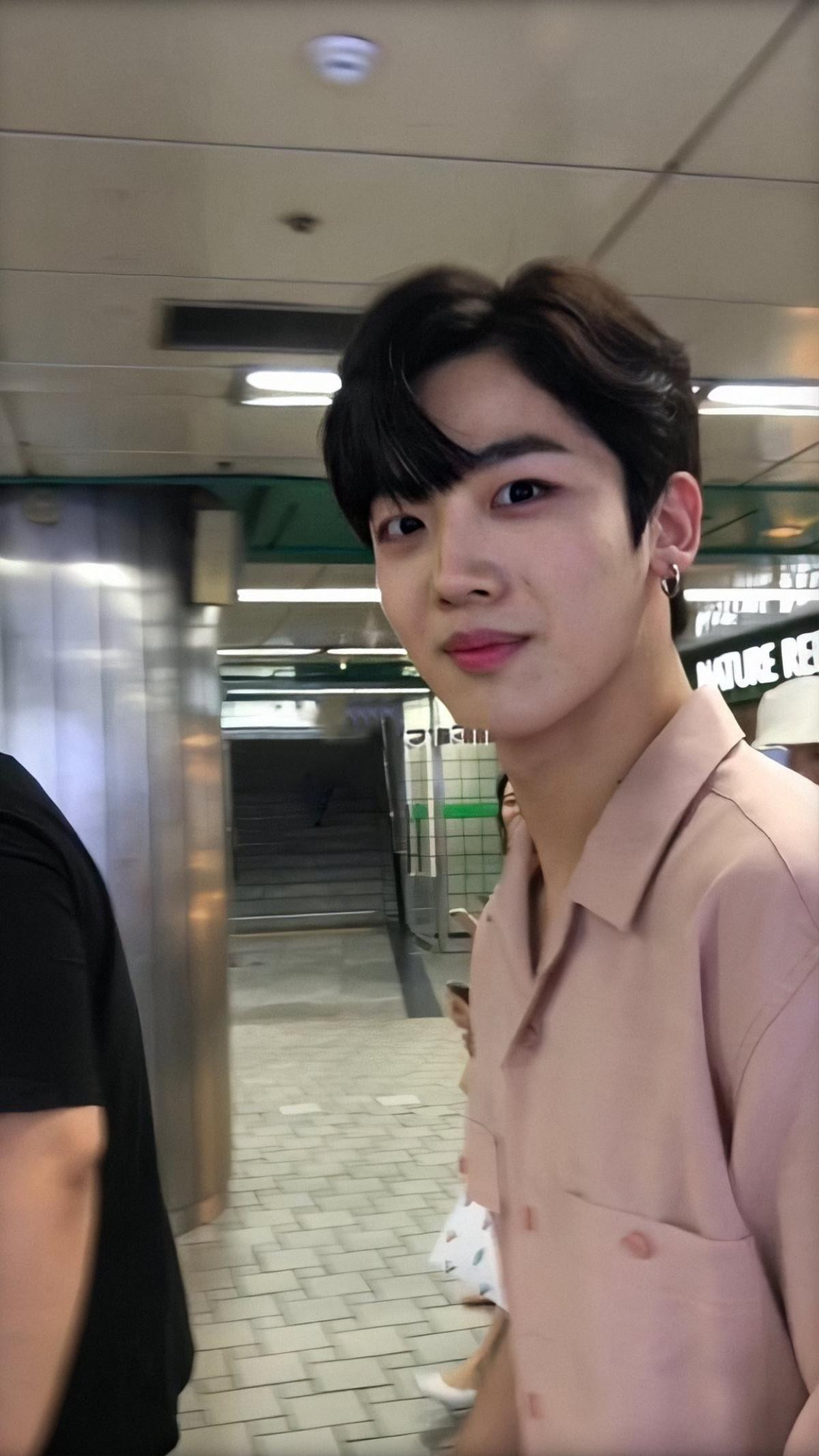 'Produce X 101': Kim Yo Han dùng tất cả quà fan tặng, viết tâm thư ngọt ngào đầy hứa hẹn Ảnh 6