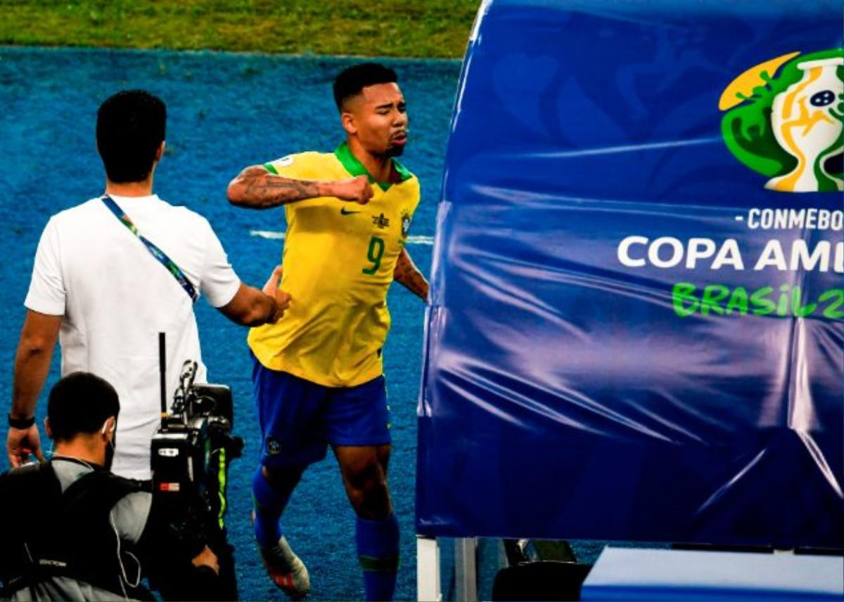 Cận cảnh Gabriel Jesus khóc lóc vật vã phải cần người dỗ sau khi nhận thẻ đỏ Ảnh 3