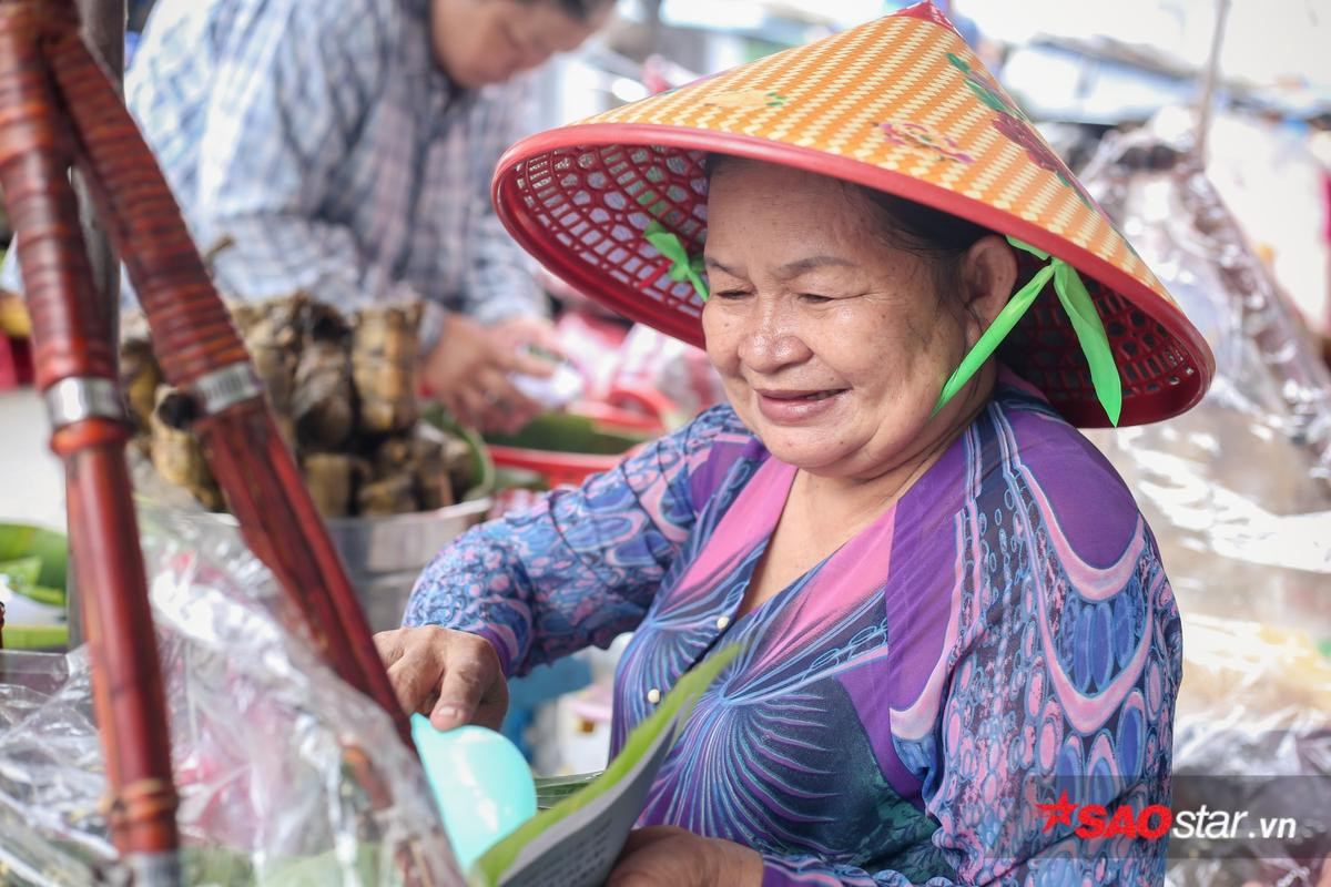 Gánh xôi sầu riêng nguyên múi siêu to khổng lồ của dì Hà độc thân ở Sài Gòn Ảnh 2