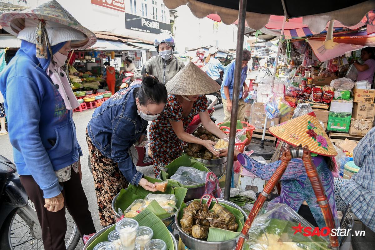 Gánh xôi sầu riêng nguyên múi siêu to khổng lồ của dì Hà độc thân ở Sài Gòn Ảnh 7