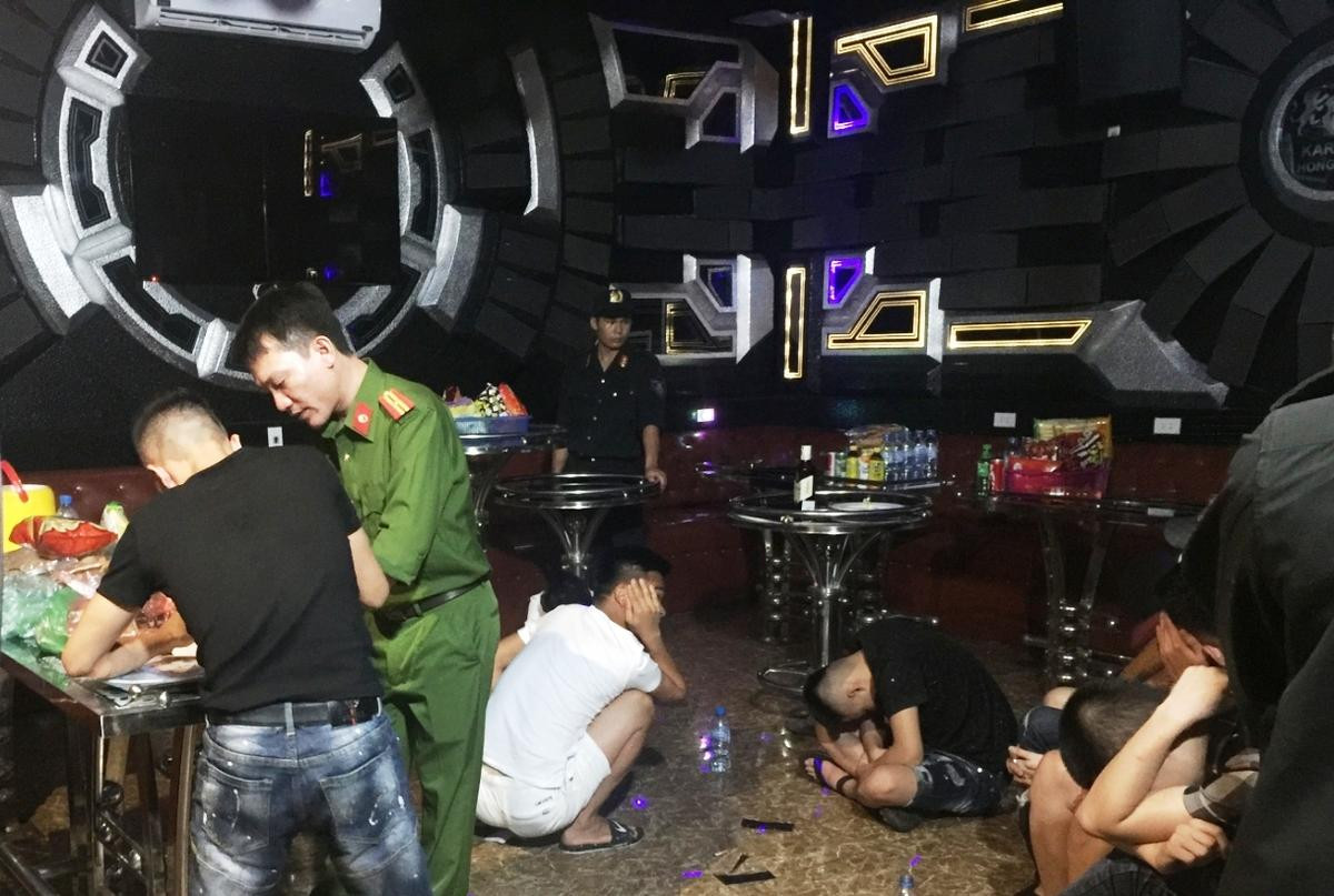 Hơn 20 nam nữ dương tính với ma túy trong phòng karaoke 'Ông chủ', 'Tổng thống' và 'Hoàng hậu' Ảnh 1